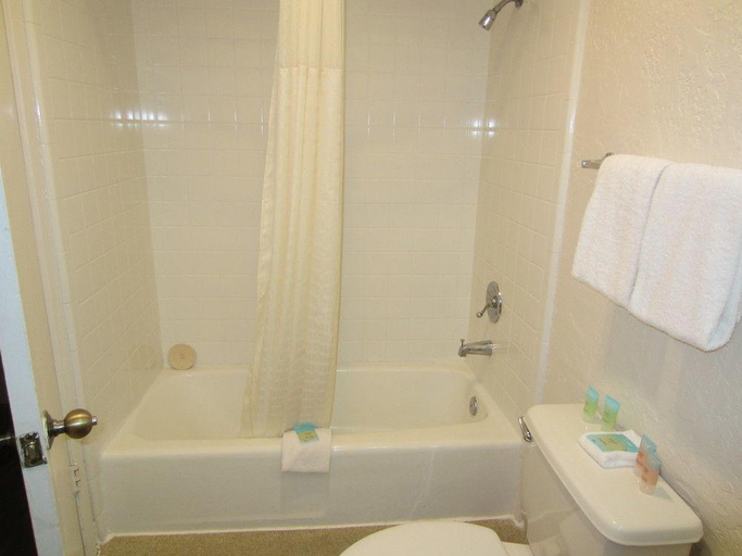 Bathroom 5, Pacific Inn Santa Cruz, Santa Cruz