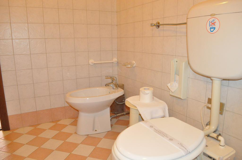 Bathroom 4, Hotel Igea, Padua