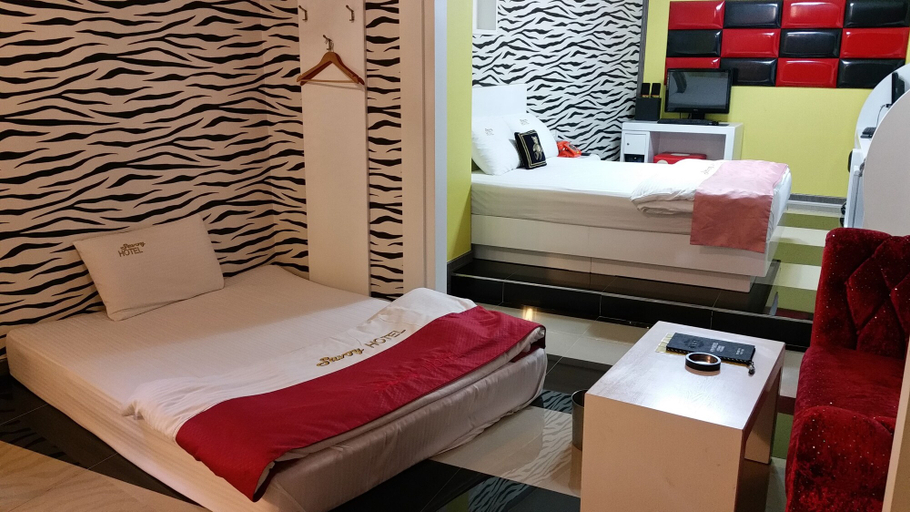 Bedroom 3, Savoy Hotel, Buk