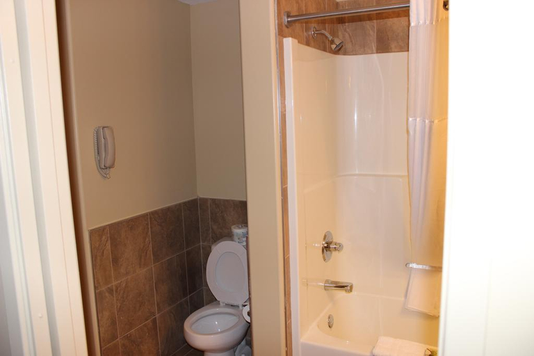 Bathroom 4, Clearwater Suite Hotel, Division No. 16