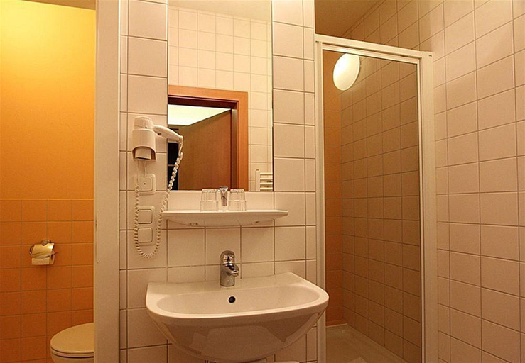 Bathroom, Familien Hotel Krainz, Jennersdorf