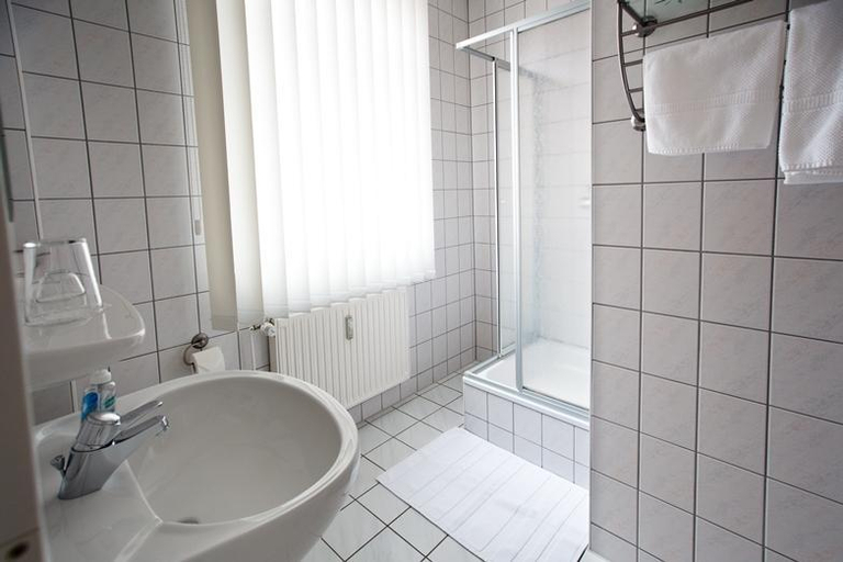 Bathroom 4, Landhotel Zum Pottkuchen, Altmarkkreis Salzwedel