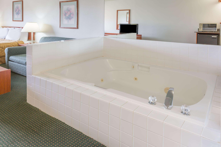 Bathroom 5, Travelodge Suites by Wyndham Newberg, Yamhill