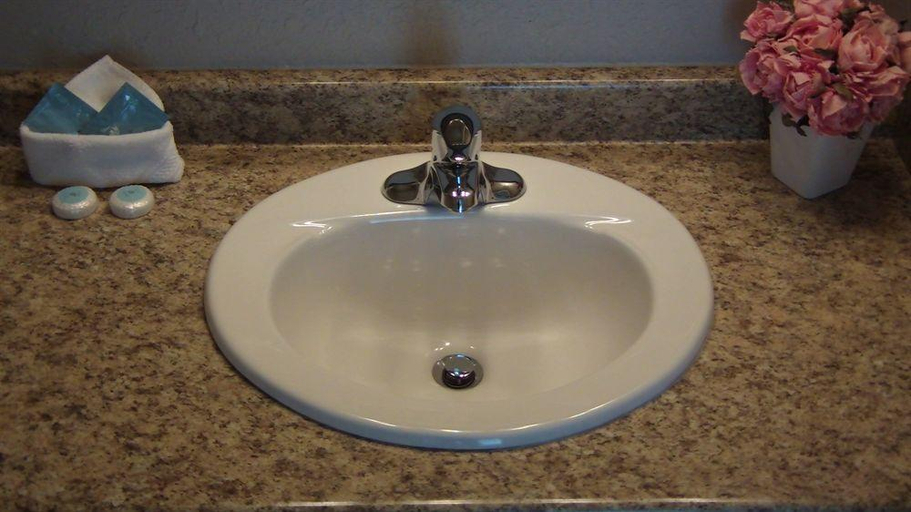 Bathroom 4, Lake Country Inn, Central Okanagan