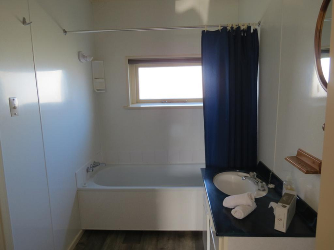Bathroom 3, Alpine View Motel, Southland
