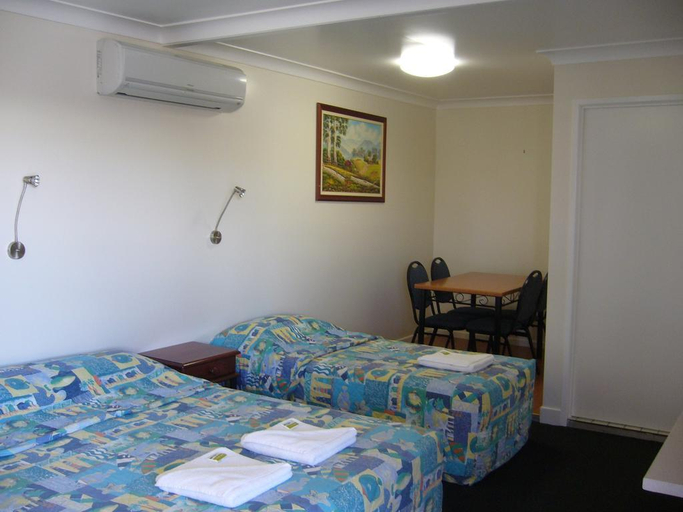 Bedroom 2, Charleville Waltzing Matilda Motor Inn, Murweh