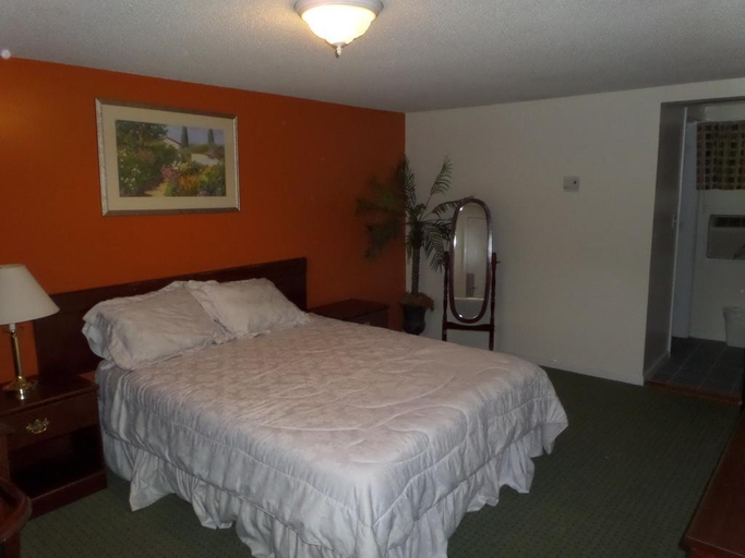 Bedroom 2, Budget Inn - Dayville, Windham