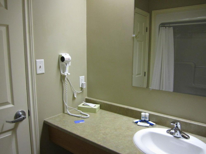 Bathroom 4, Auberge Bouctouche Inn & Suites, Kent