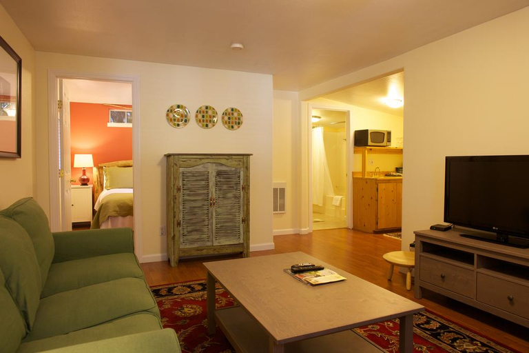 Public Area, Cottages on River Road, Sonoma
