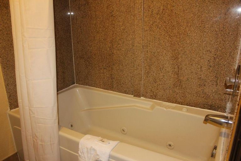 Bathroom 4, Antioch Quarters Inn, Davidson