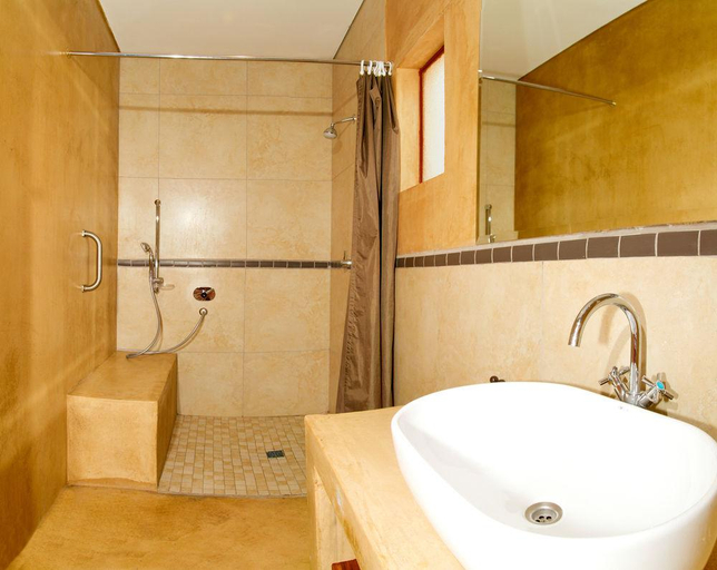 Bathroom 4, C'est Si Bon Hotel, Otjiwarongo