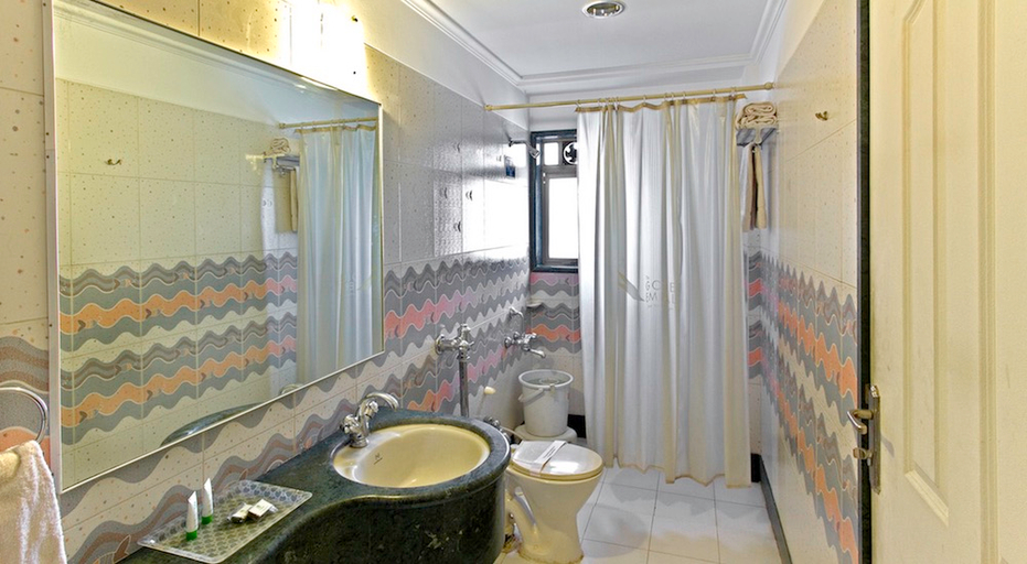 Bathroom 4, Treebo Golden Emerald, Pune
