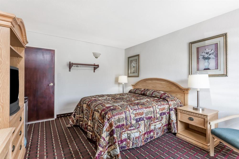Bedroom 5, Brentwood Inn & Suites, Suffolk