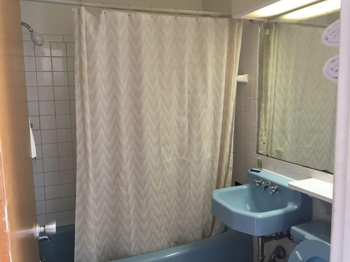 Bathroom, Skyview Inn, Racine