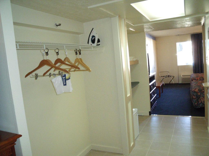 Bathroom, Days Inn by Wyndham St. Louis Lindbergh Boulevard, Saint Louis