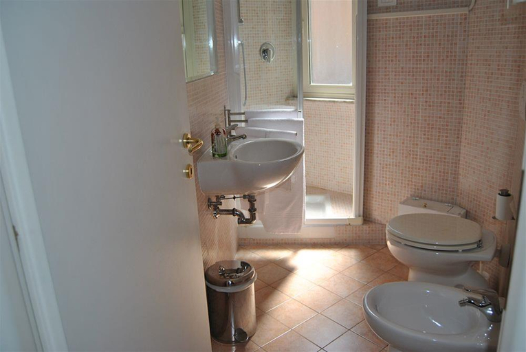 Bathroom, The Flower B & B, Rome