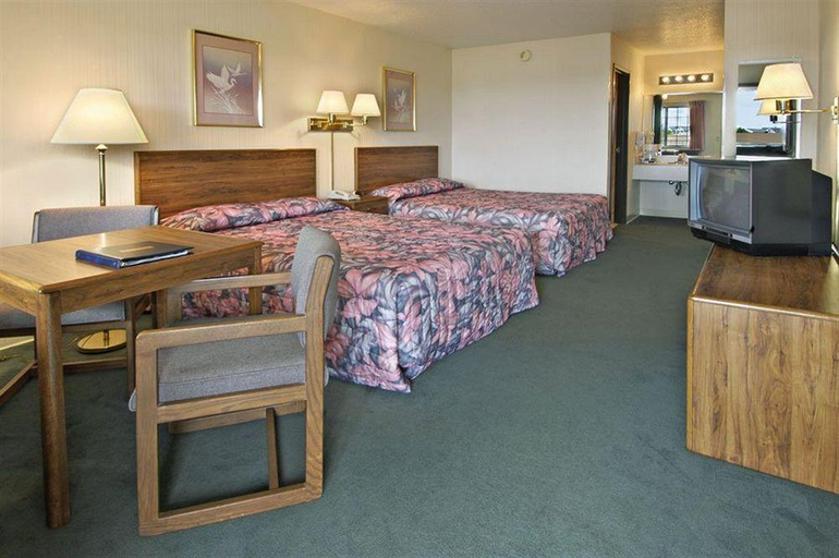 Bedroom 4, Great Lakes Inn Mackinaw City, Cheboygan