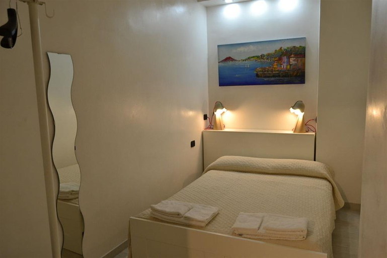Bedroom 5, B&B I Colori di Napoli, Napoli