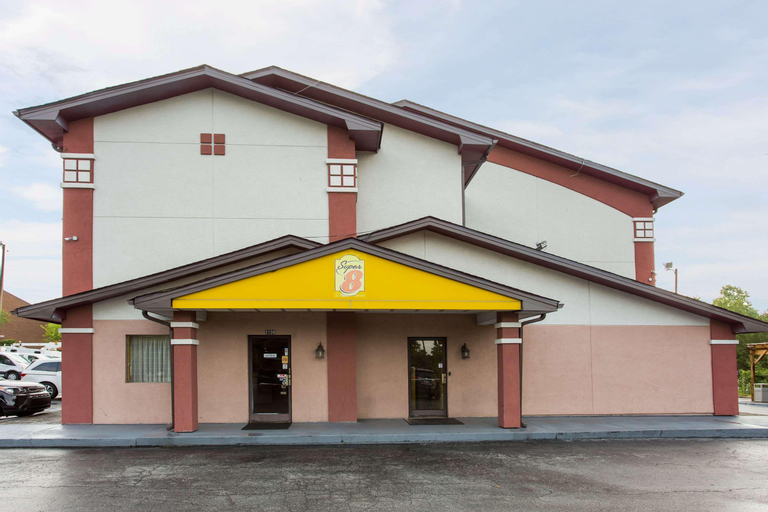 Super 8 by Wyndham Greensboro/Coliseum/Conv., Guilford