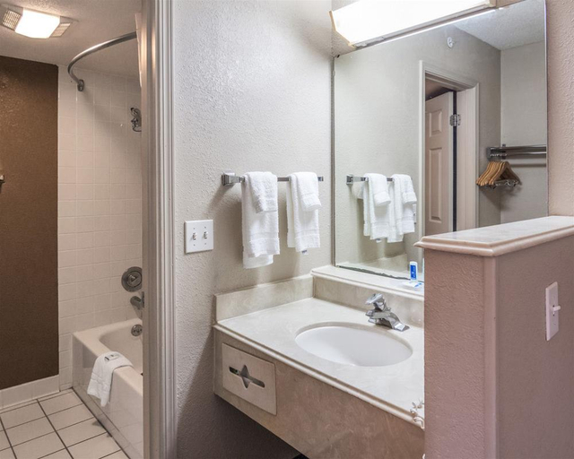 Bathroom, Rodeway Inn & Suites Shreveport, Caddo