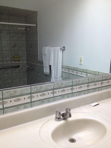 Bathroom 2, Walls Motel Long Beach, Los Angeles