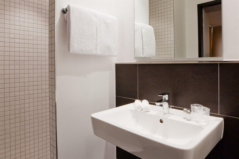 Bathroom 4, B&B HOTEL München-Moosach, München