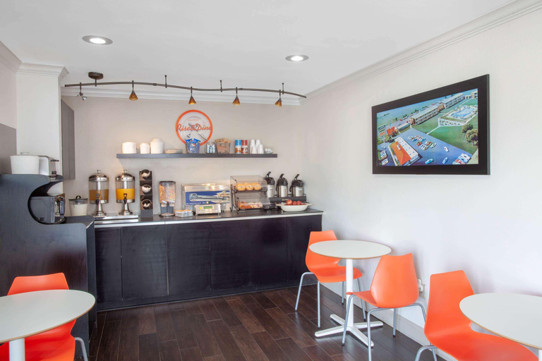 Food & Drinks, Howard Johnson by Wyndham Airport Florida Mall, Orange