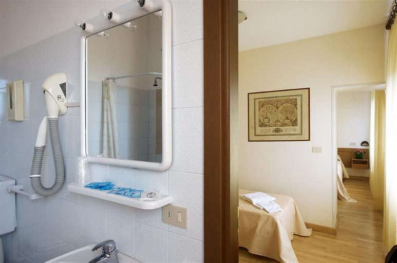 Bathroom 4, Roma, Ravenna