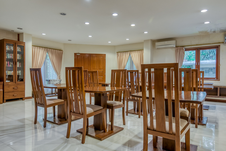 RedDoorz Plus near Dharmawangsa Square, Jakarta Selatan