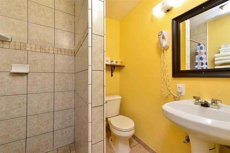 Bathroom, Americas Best Value Inn, Sacramento