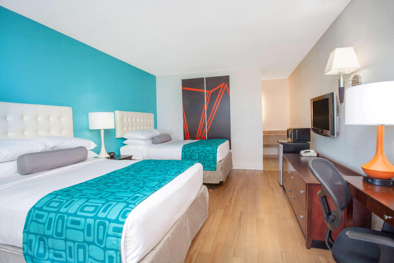 Bedroom 3, Howard Johnson by Wyndham Airport Florida Mall, Orange