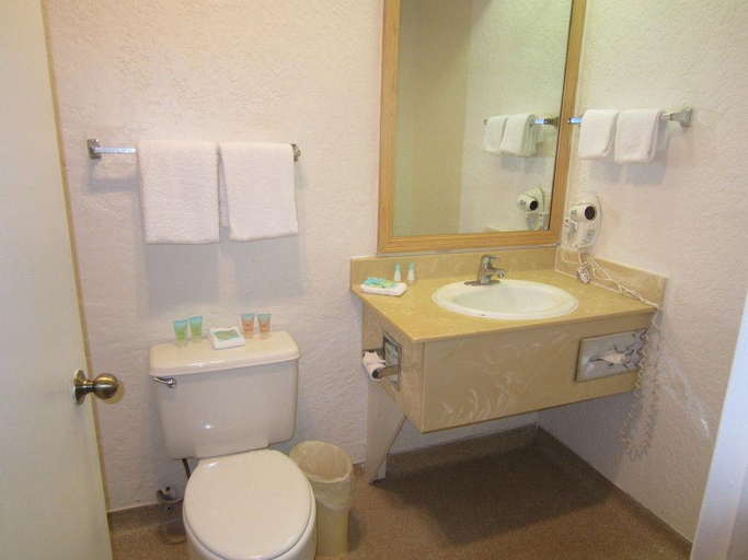 Bathroom 3, Pacific Inn Santa Cruz, Santa Cruz