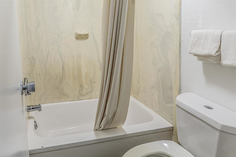 Bathroom 4, Motel 6 Saginaw - Frankenmuth, Saginaw