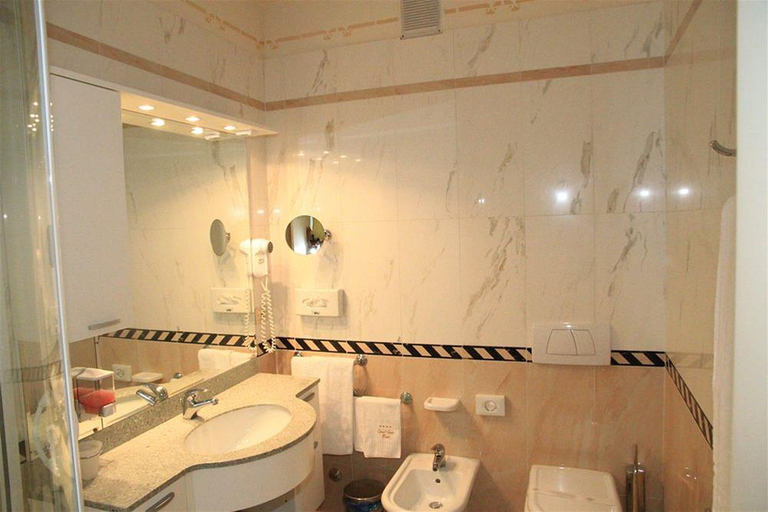 Bathroom 5, Hotel Luxor & Cairo, Venezia