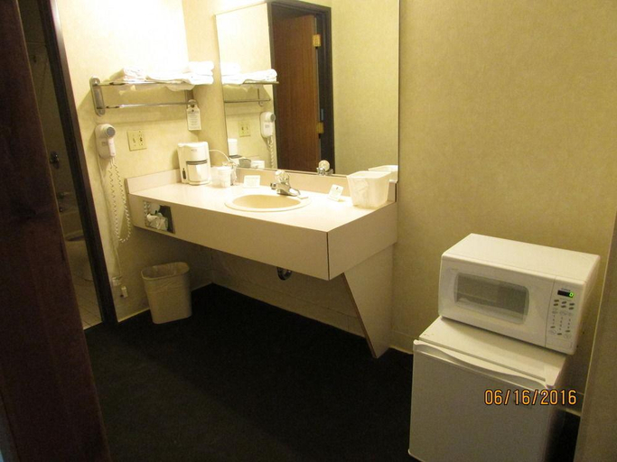 Bathroom 5, Great Lakes Inn Mackinaw City, Cheboygan