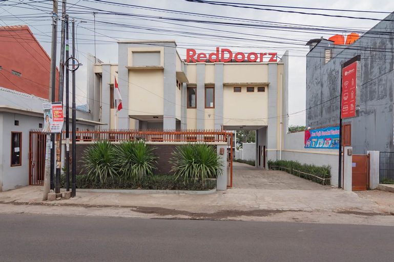 RedDoorz near Jatinangor Town Square, Sumedang