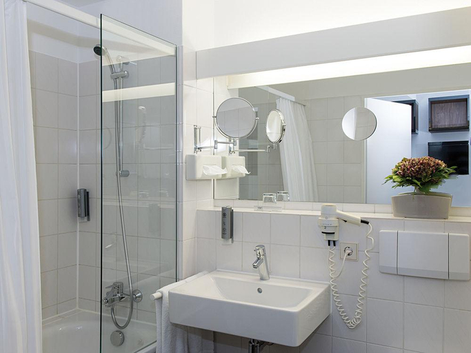 Bathroom 5, Victor's Residenz-Hotel München, München