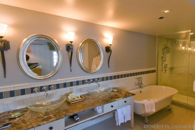 Bathroom, Ripplecove Lakefront Hotel, Memphrémagog