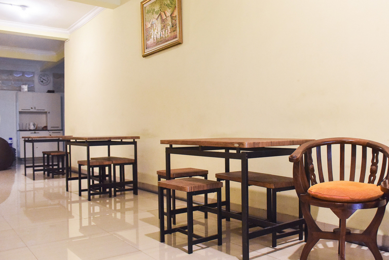 Public Area 3, RedDoorz near Surabaya Town Square, Surabaya