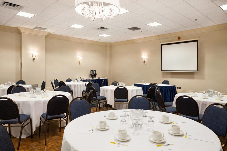 Food & Drinks 5, Days Inn & Conference Centre Timmins, Cochrane