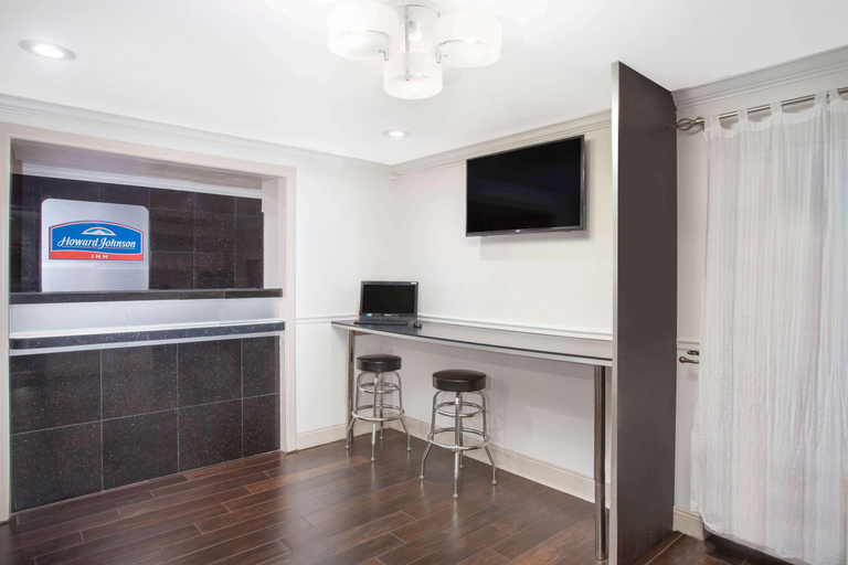 Public Area 2, Howard Johnson by Wyndham Airport Florida Mall, Orange