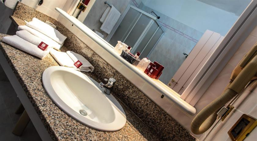 Bathroom 5, Hotel Grazia Deledda, Sassari