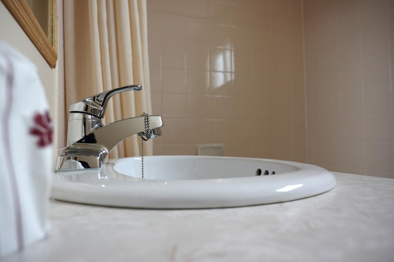 Bathroom 4, Rodeway Inn Gaspe, La Côte-de-Gaspé