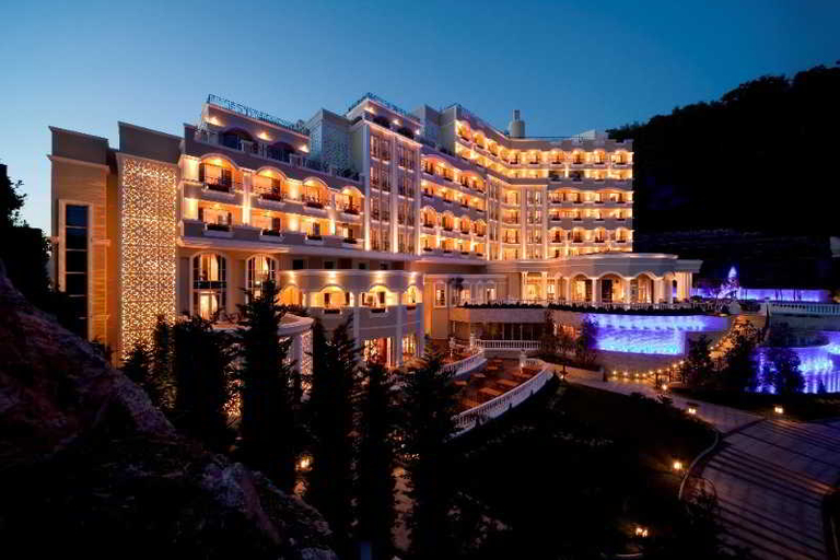 Exterior & Views