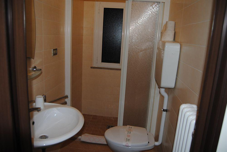 Bathroom 4, Hotel La Perla, Rimini