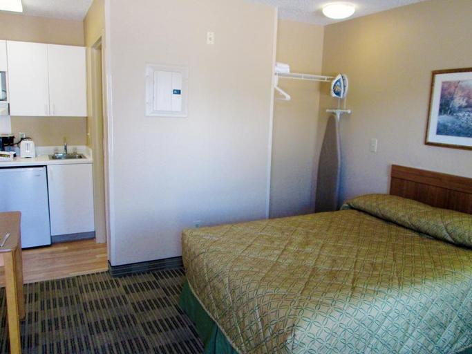 Bedroom 1, HomeTowne Studios Dallas - Mesquite, Dallas
