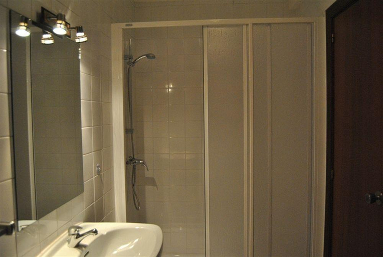 Bathroom 4, Hostal Palas, A Coruña
