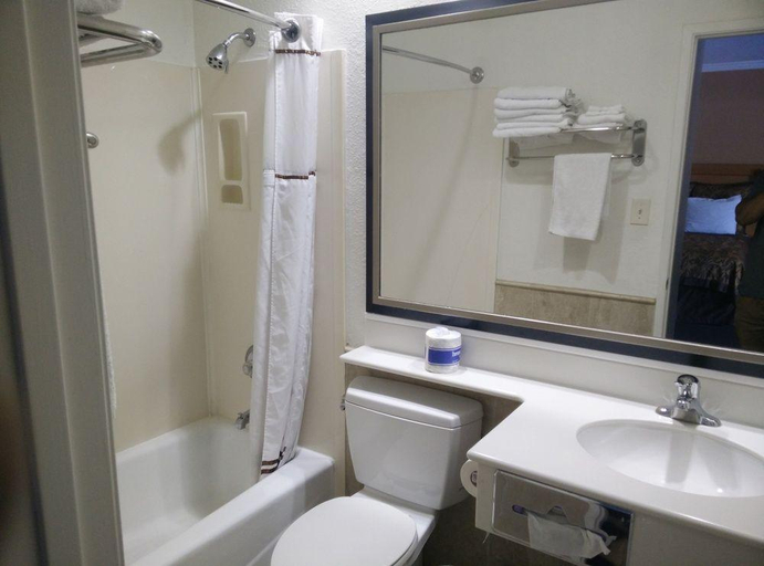 Bathroom 5, Anaheim Islander Inn and Suites, Orange
