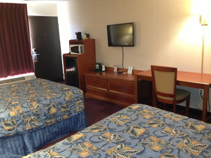 Bedroom 4, Days Inn by Wyndham Mt. Pleasant, Titus