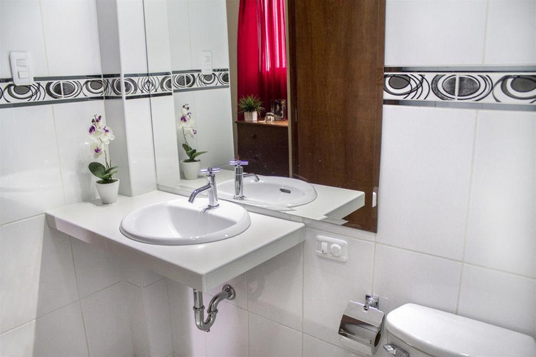 Bathroom 5, Manhattan Inn Airport Hotel, Callao